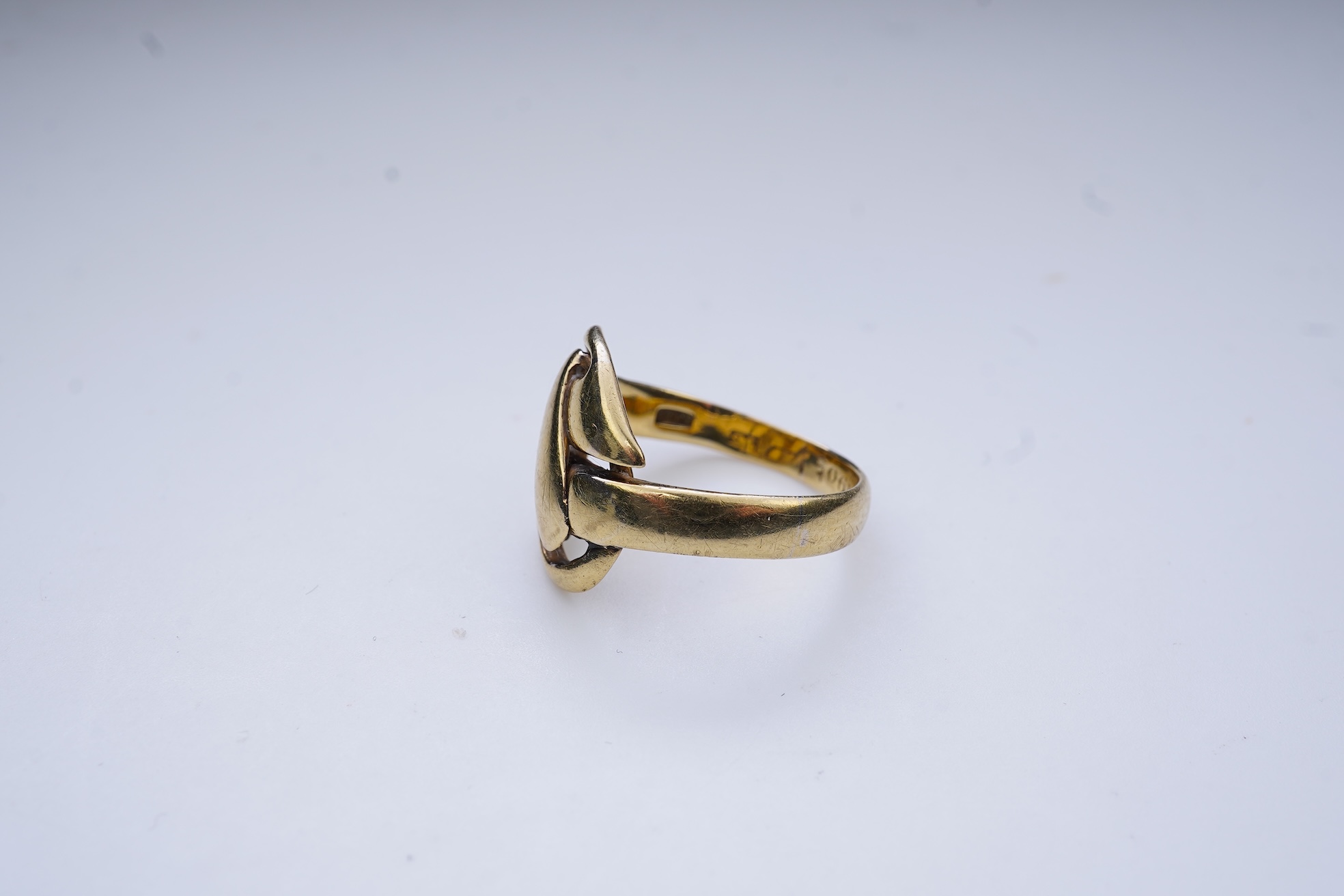 A rare Arts & Crafts gold ring, England, circa 1905